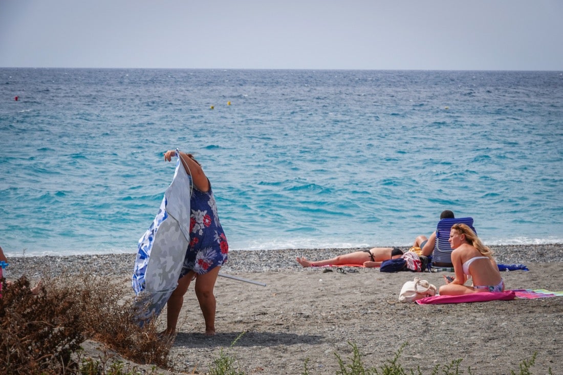 Buen ambiente en las playas granadinas este domingo