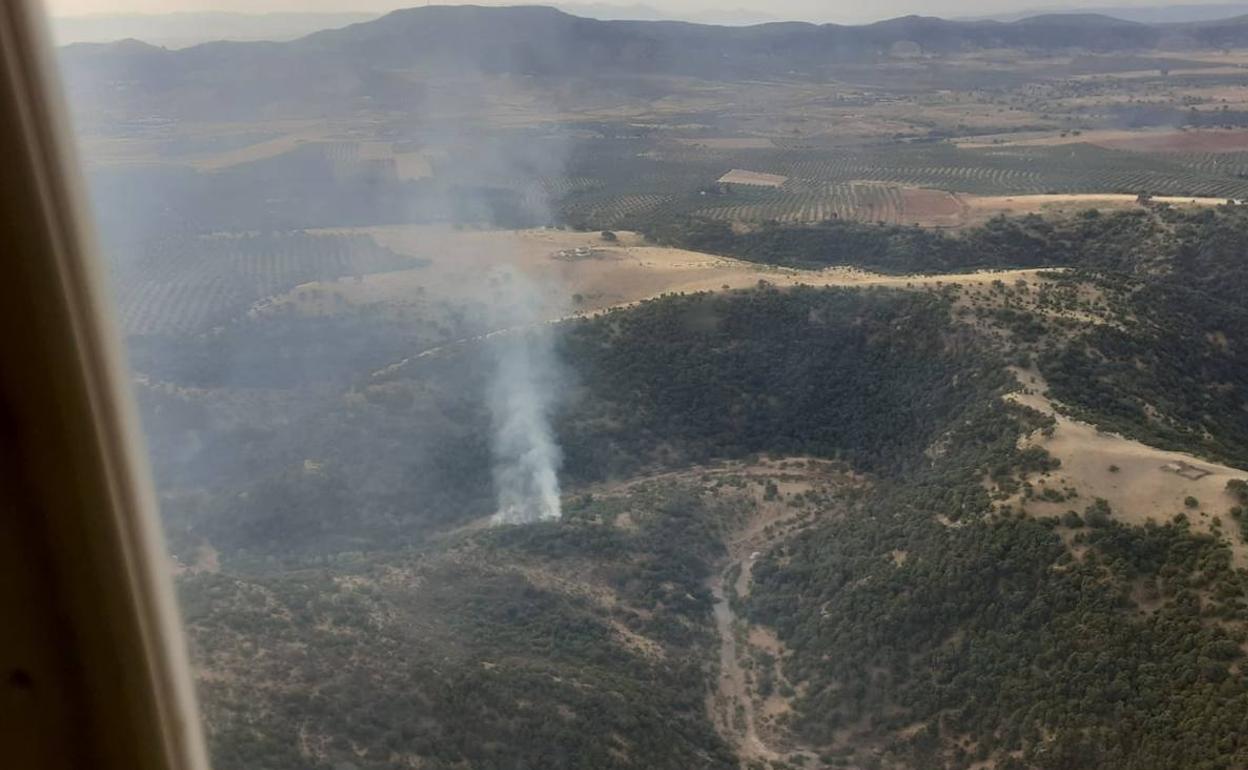Humo del incendio desde el helicóptero. 