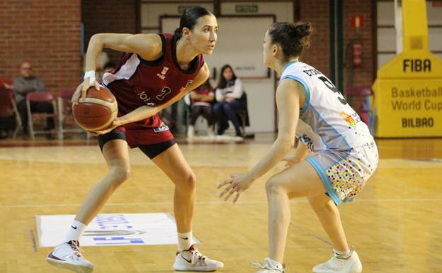 Belén Arrojo lleva el balón en un partido con el Gernika. 