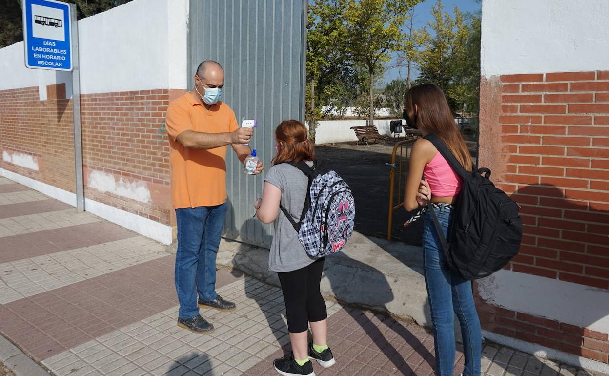 Toma de temperatura y desinfección de las manos con gel hidroalcohólico a la entrada del IES María Bellido de Bailén este martes. 