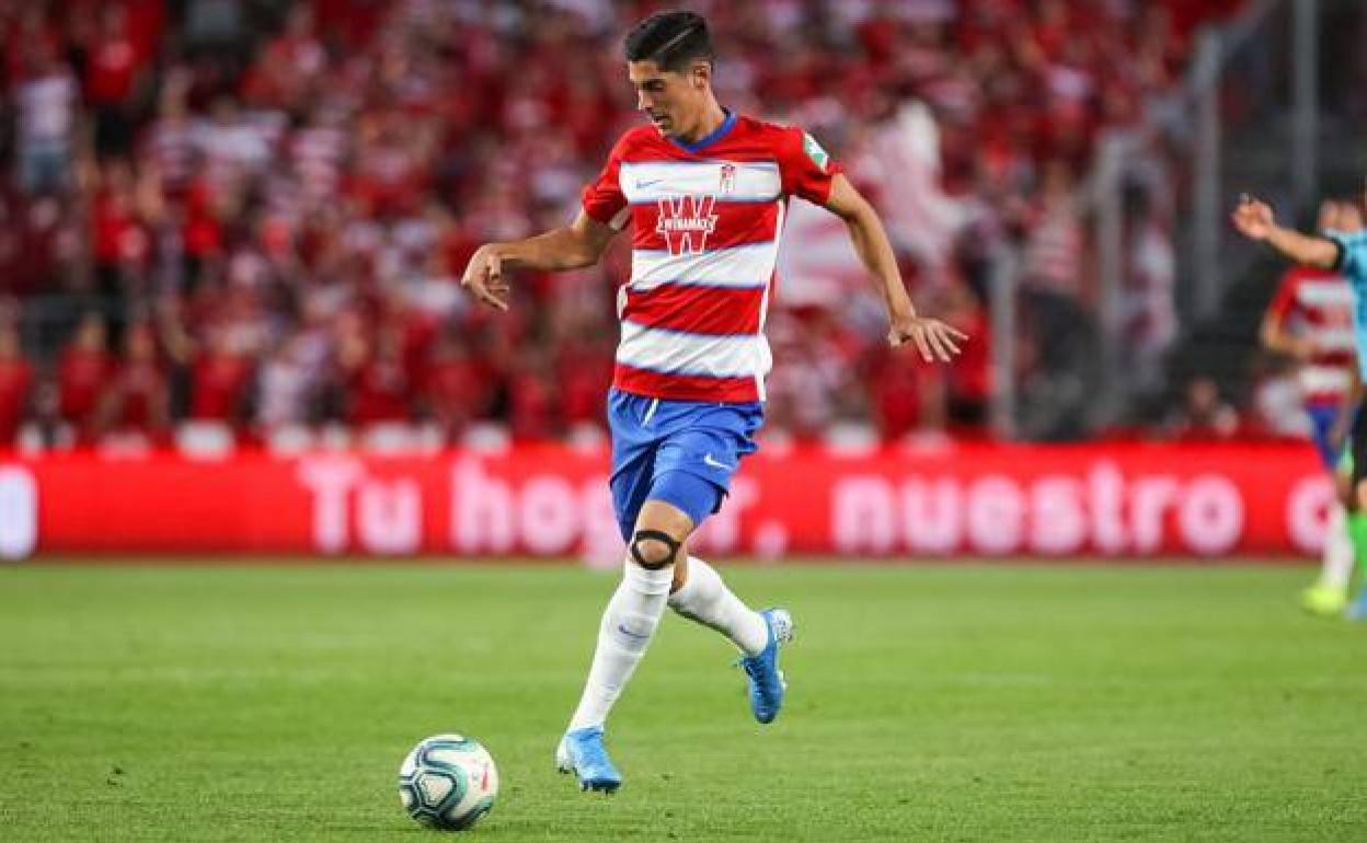 Carlos Fernández conduce un balón con la camiseta del Granada durante la pasada temporada. 