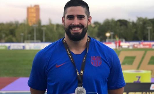 Lorenzo Hernández, con su medalla en el podio. 