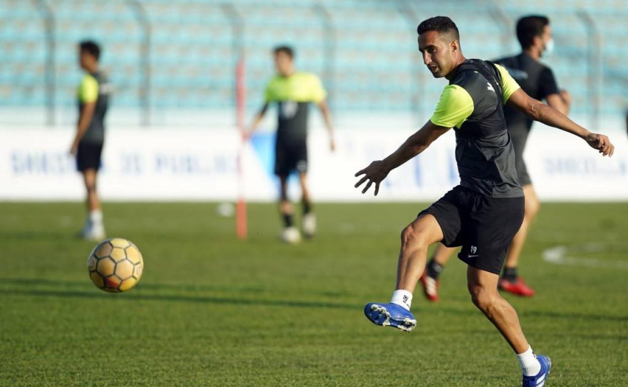 Ángel Montoro sobre el césped del Niko Dovana. 