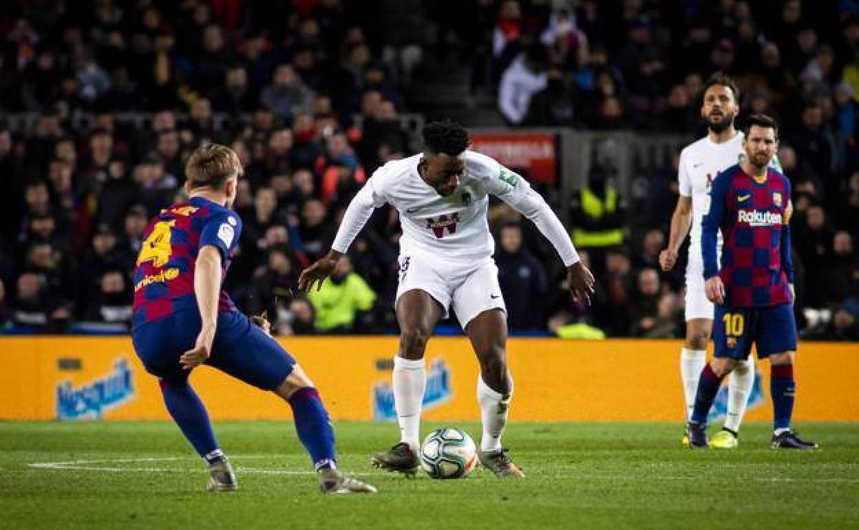 Eteki en un encuentro de la pasada temporada ante el Barça. 