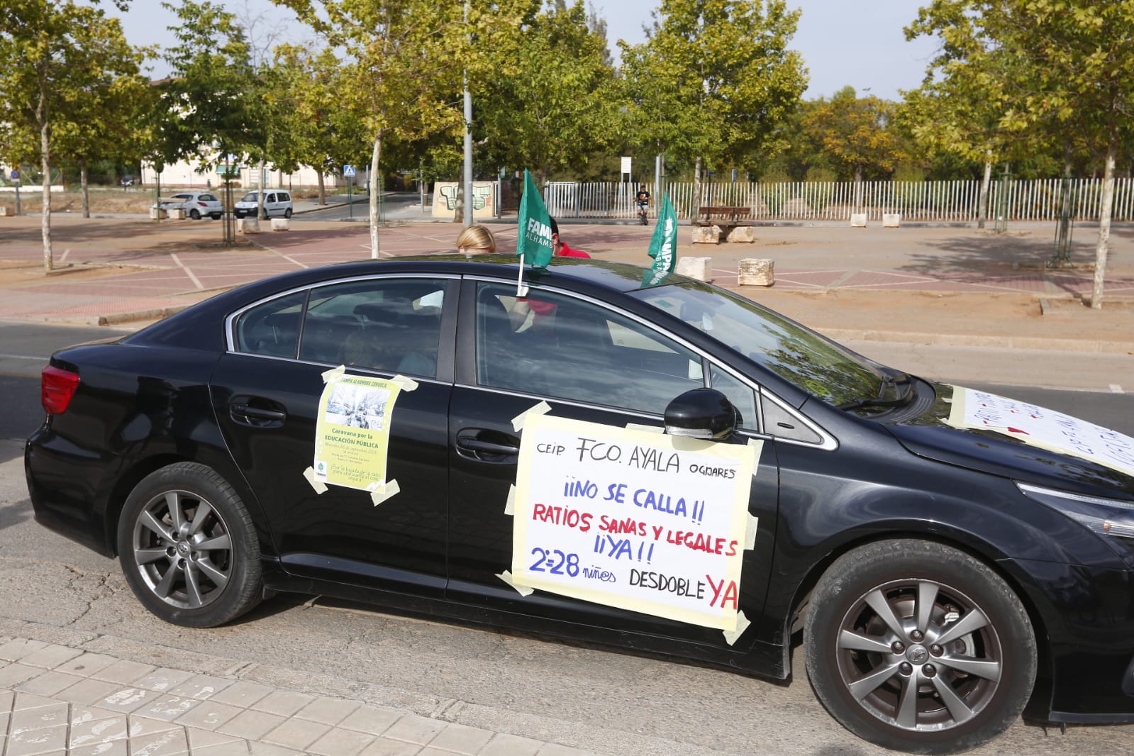 La Federación de Asociaciones de Madres y Padres de Granada (FAMPA) Alhmabra ha convocado este miércoles la iniciativa 