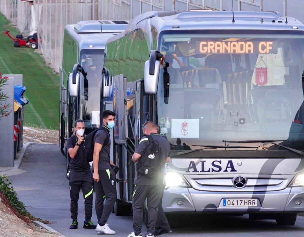 La expedición rojiblanca se somete al protocolo de seguridad en la Ciudad Deportiva antes de despegar del aeropuerto Federico García Lorca.