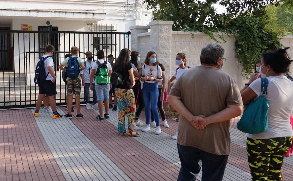 Padres y alumnos a la puerta de un centro en Bailén. 