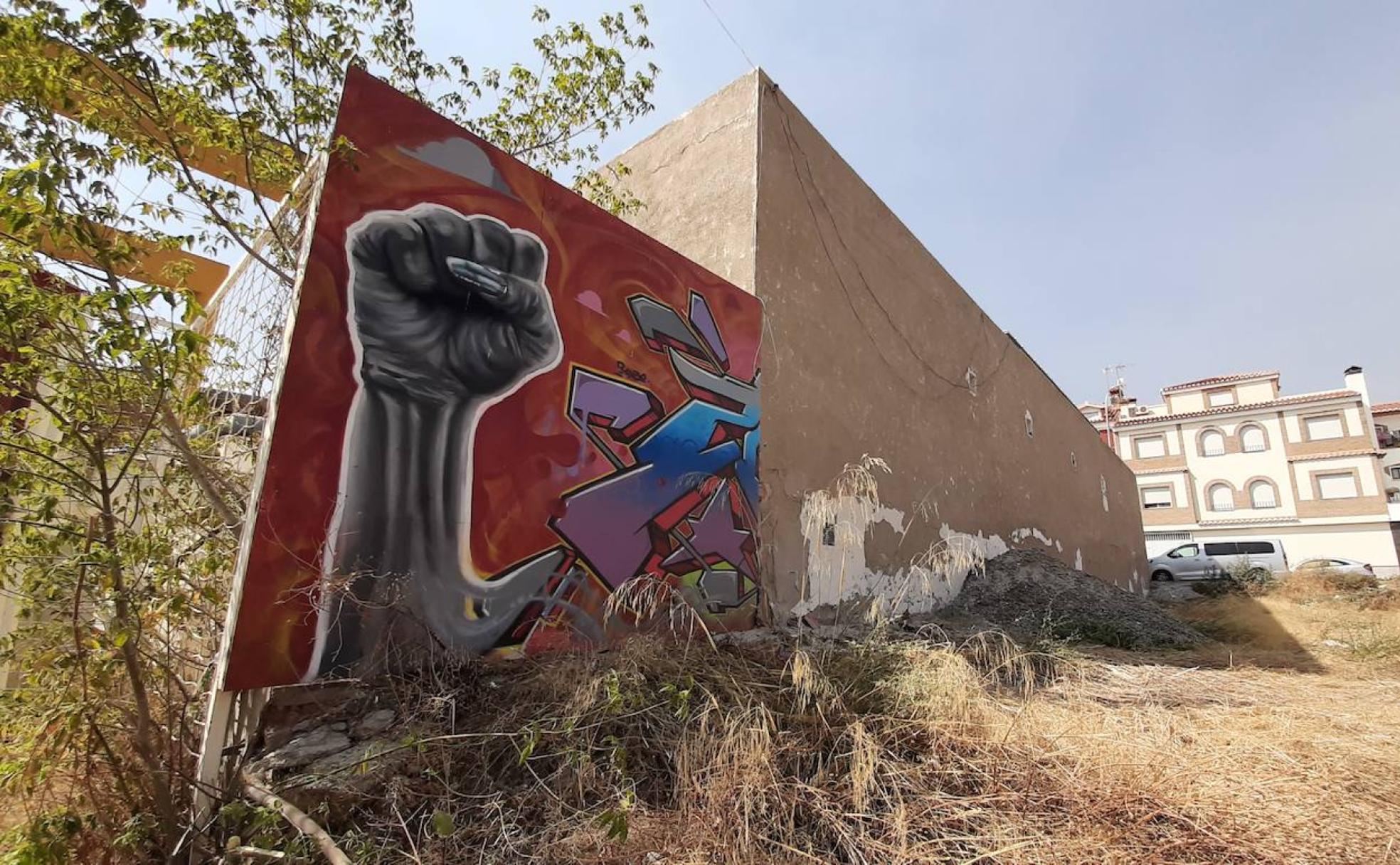 Restos del mural colectivo dedicado a la mujer en Guadix que desapareció a finales de agosto.
