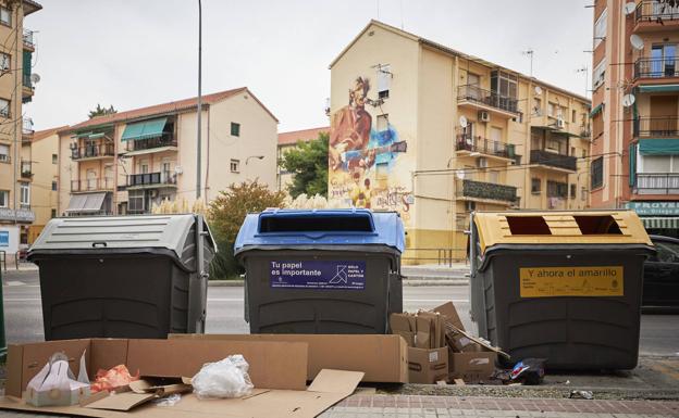 Como en el resto de la ciudad, los vecinos protestan por la falta de limpieza en el suelo y el entorno de los contenedores.