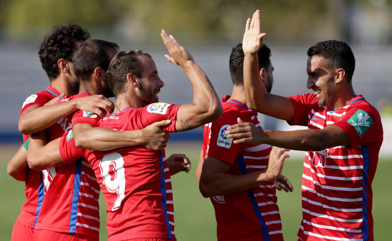 Los jugadores del Granada se abrazan tras la consecución de un gol. 