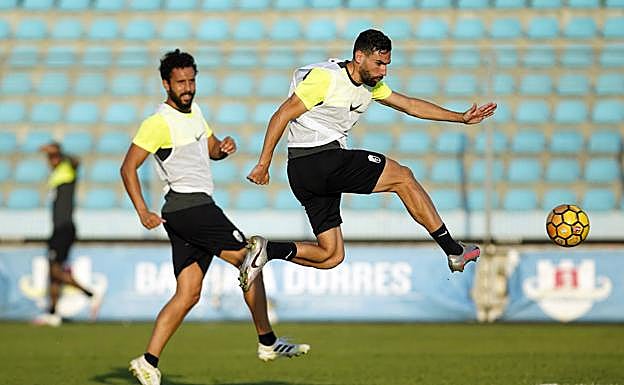 Antonio Puertas remata un balón durante el entrenamiento del equipo en Durrës. 