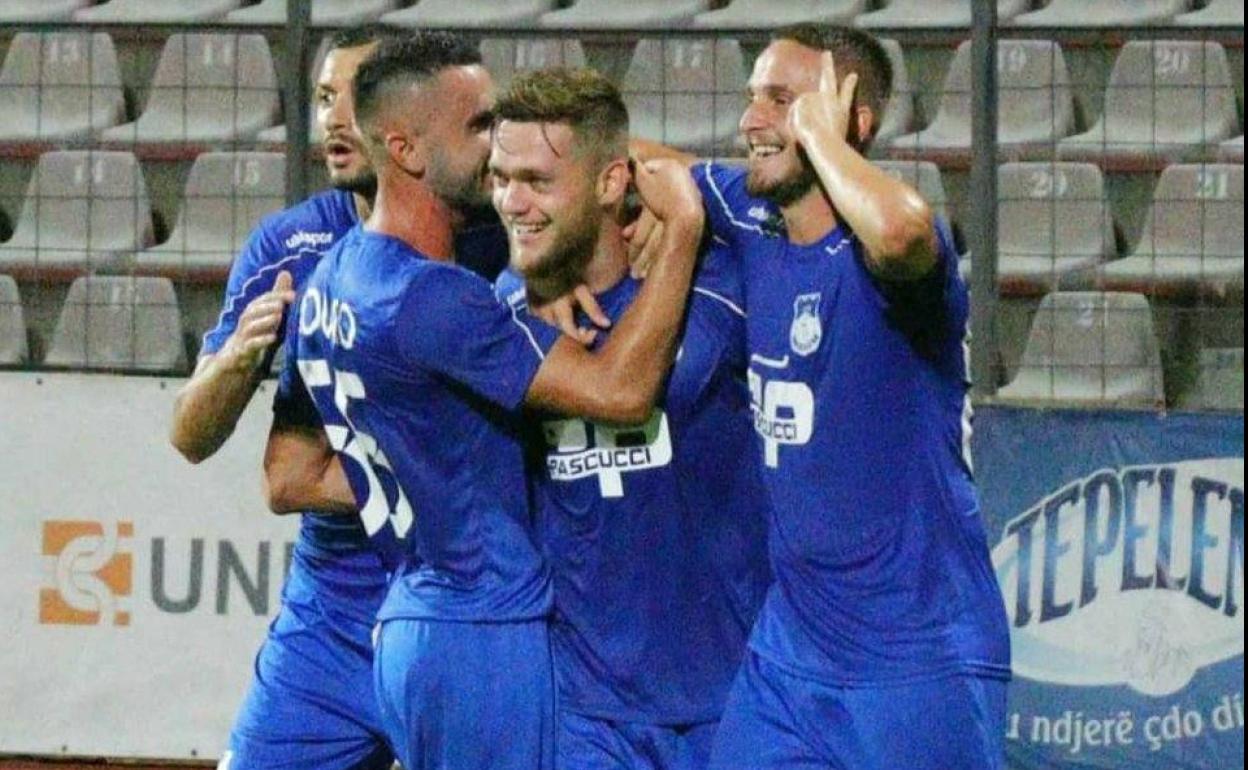 Los compañeros abrazan a Hebaj tras uno de sus dos goles en la Supercopa. 