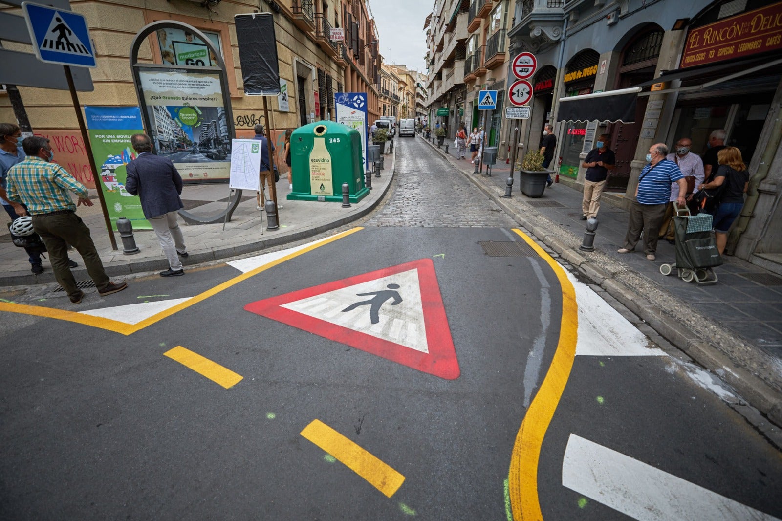 Movilidad inaugura los cambios en una calle a la que solo podrán acceder en coche los residentes con garaje o los usuarios de hoteles o el parking 