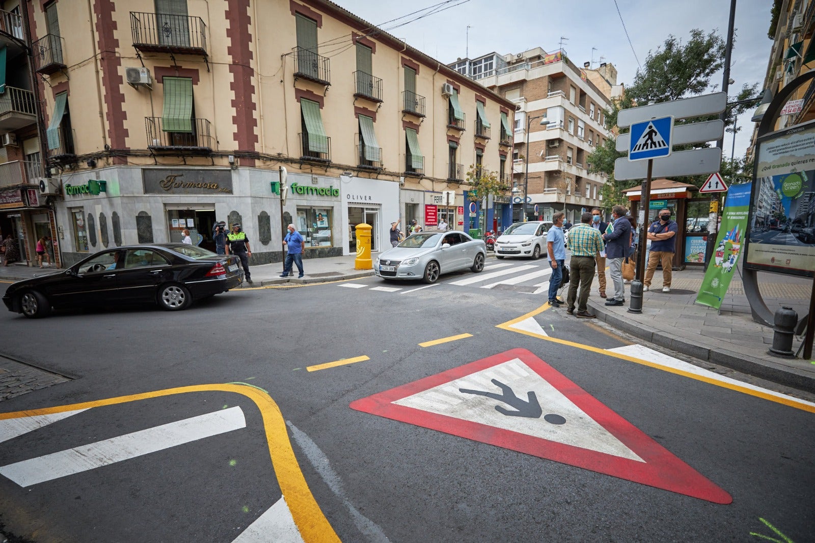 Movilidad inaugura los cambios en una calle a la que solo podrán acceder en coche los residentes con garaje o los usuarios de hoteles o el parking 