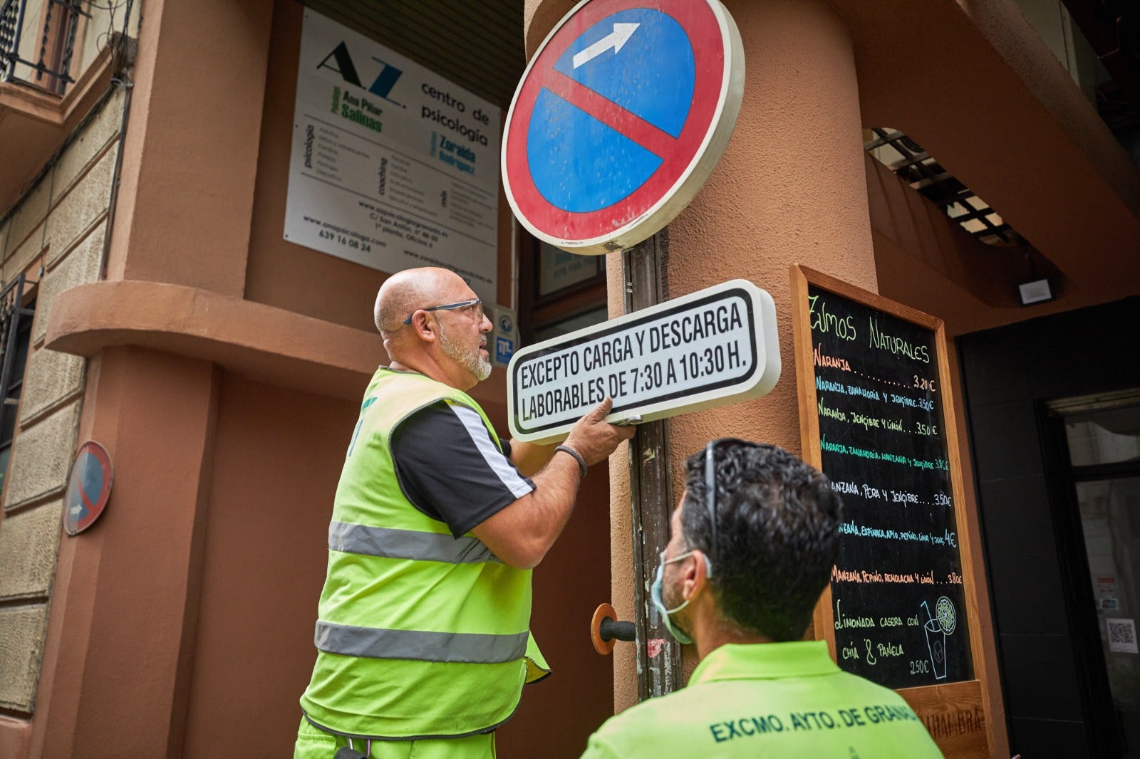 Movilidad inaugura los cambios en una calle a la que solo podrán acceder en coche los residentes con garaje o los usuarios de hoteles o el parking 