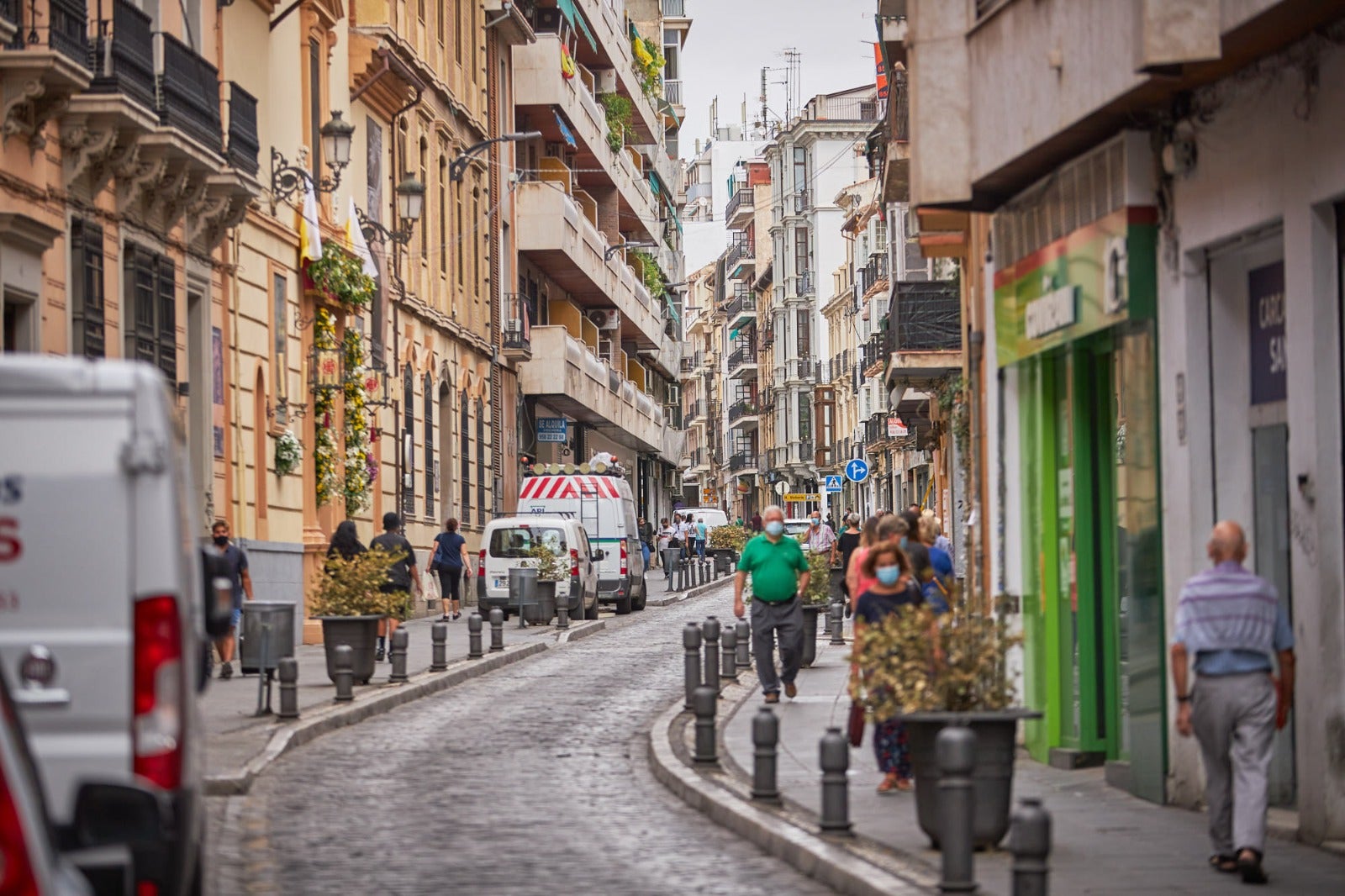 Movilidad inaugura los cambios en una calle a la que solo podrán acceder en coche los residentes con garaje o los usuarios de hoteles o el parking 