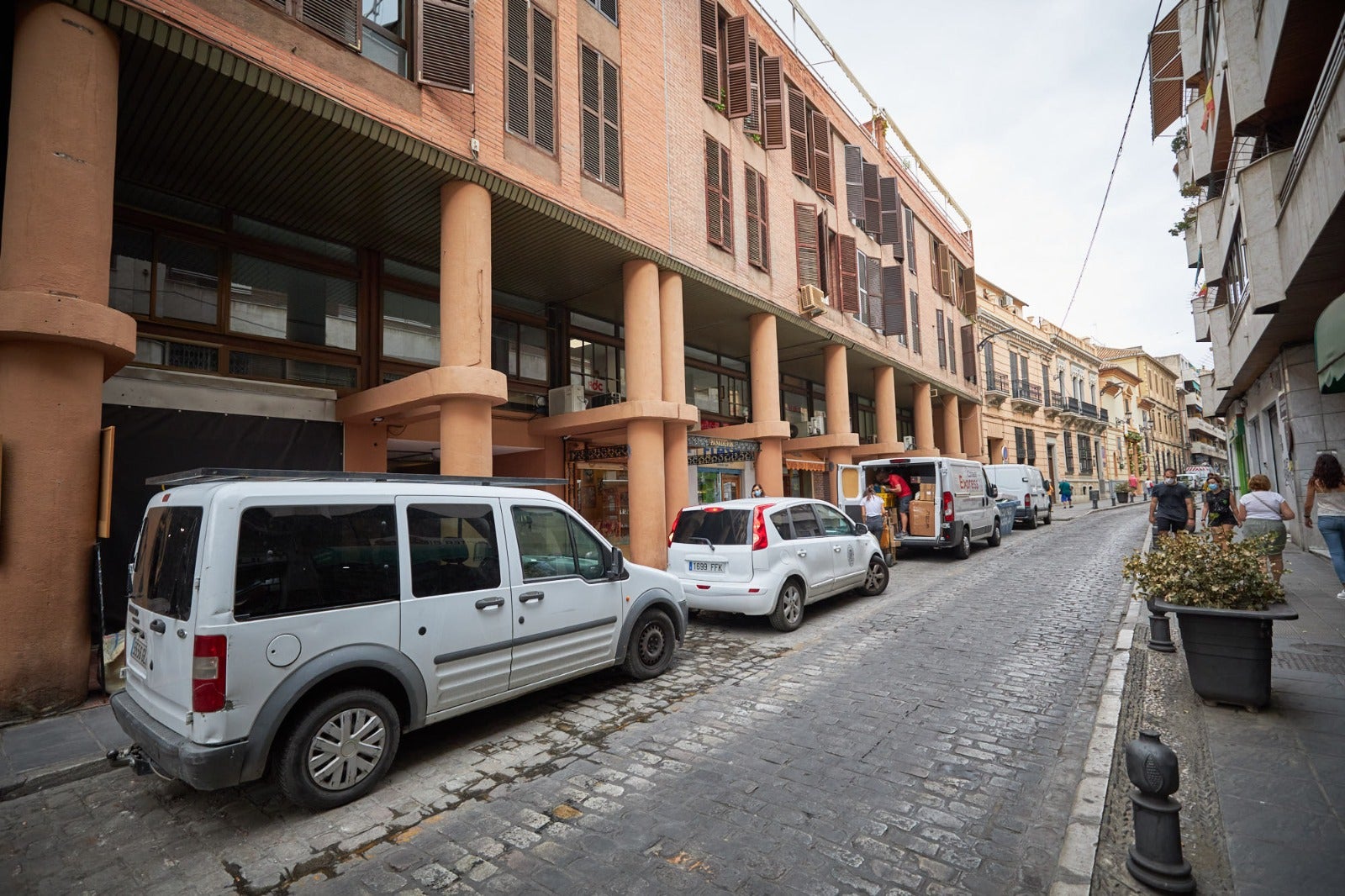 Movilidad inaugura los cambios en una calle a la que solo podrán acceder en coche los residentes con garaje o los usuarios de hoteles o el parking 