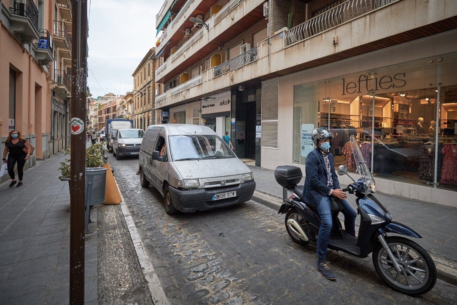 Movilidad inaugura los cambios en una calle a la que solo podrán acceder en coche los residentes con garaje o los usuarios de hoteles o el parking 