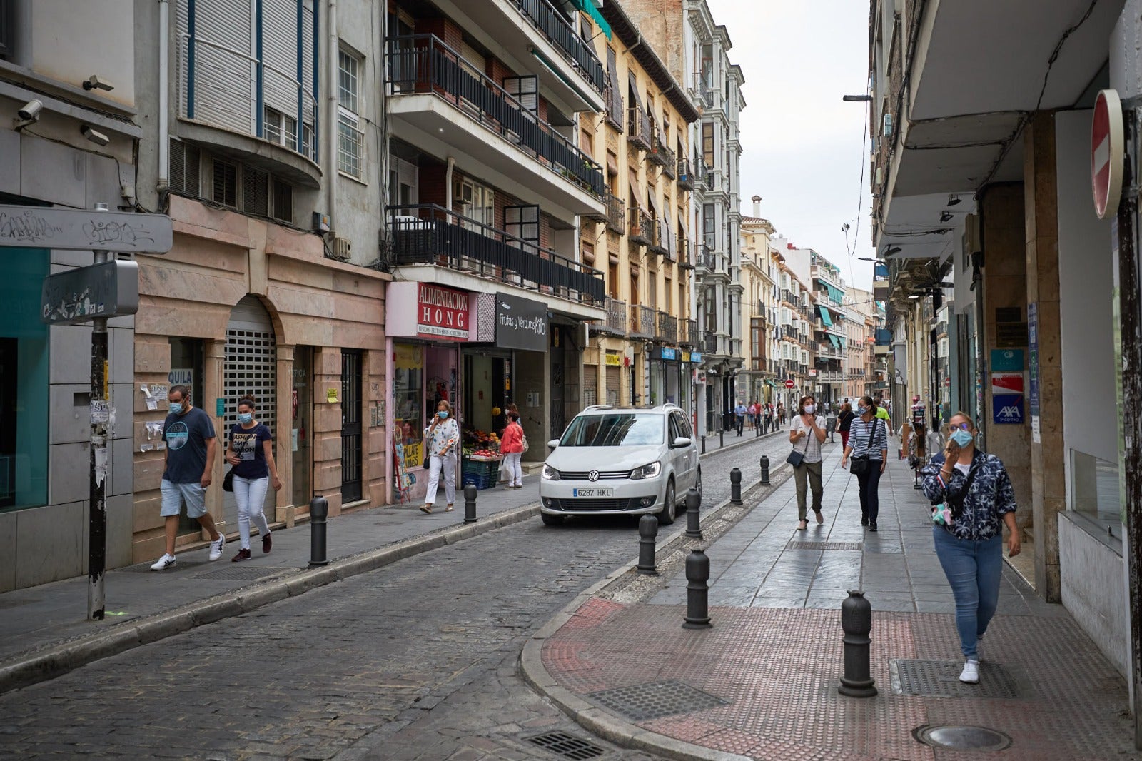 Movilidad inaugura los cambios en una calle a la que solo podrán acceder en coche los residentes con garaje o los usuarios de hoteles o el parking 