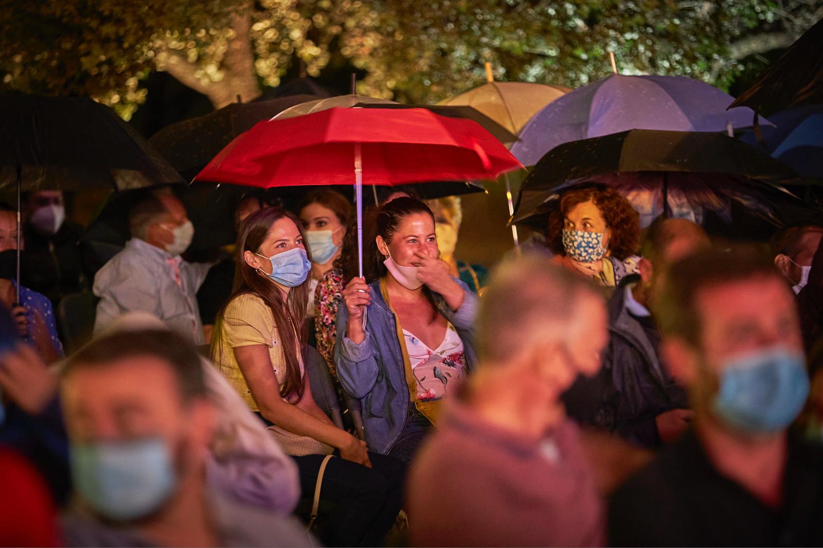 A pesar de la amenaza de lluvia, pudieron conceder un último tema que cumplió con creces la función de fin de fiestas