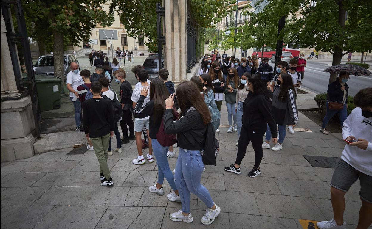 Sindicatos y asociaciones de madres y padres habían convocada para ayer una convocatoria de huelga en protesta por la «falta de seguridad» en las aulas. 