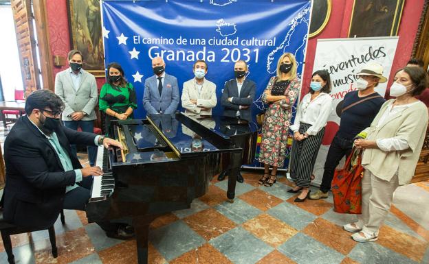 Ambrosio Valero, nuevo vicepresidente de Juventudes Musicales de Granada, interpretó una pieza al piano.