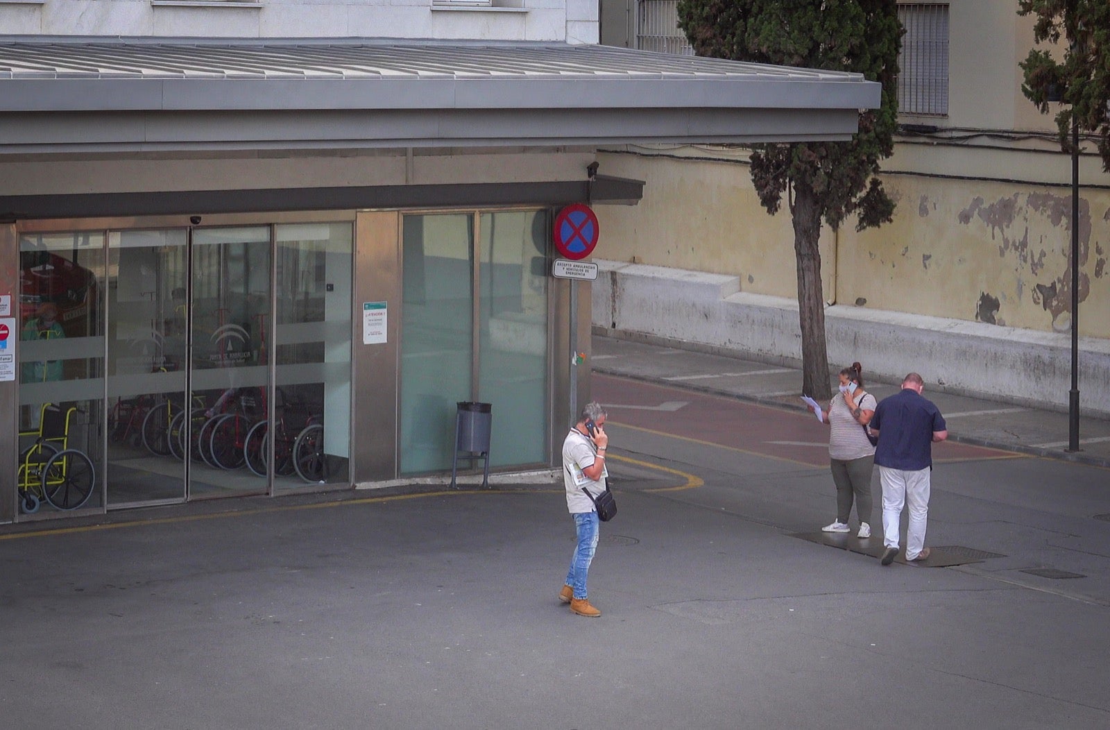 Vinculan los contagios a la fiesta de jubilación de un enfermero; hay médicos aislados, 20 pacientes infectados y el centro deberá hacer 33 contratos exprés para seguir operativo