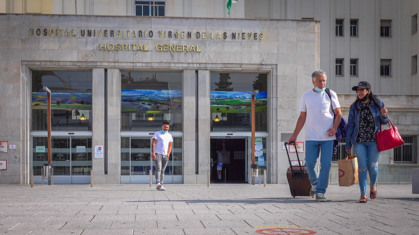 Vinculan los contagios a la fiesta de jubilación de un enfermero; hay médicos aislados, 20 pacientes infectados y el centro deberá hacer 33 contratos exprés para seguir operativo