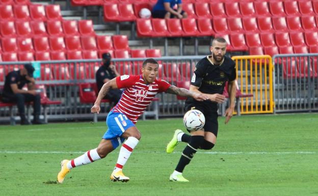 Machís pelea por un balón en el duelo ante el Alavés. 