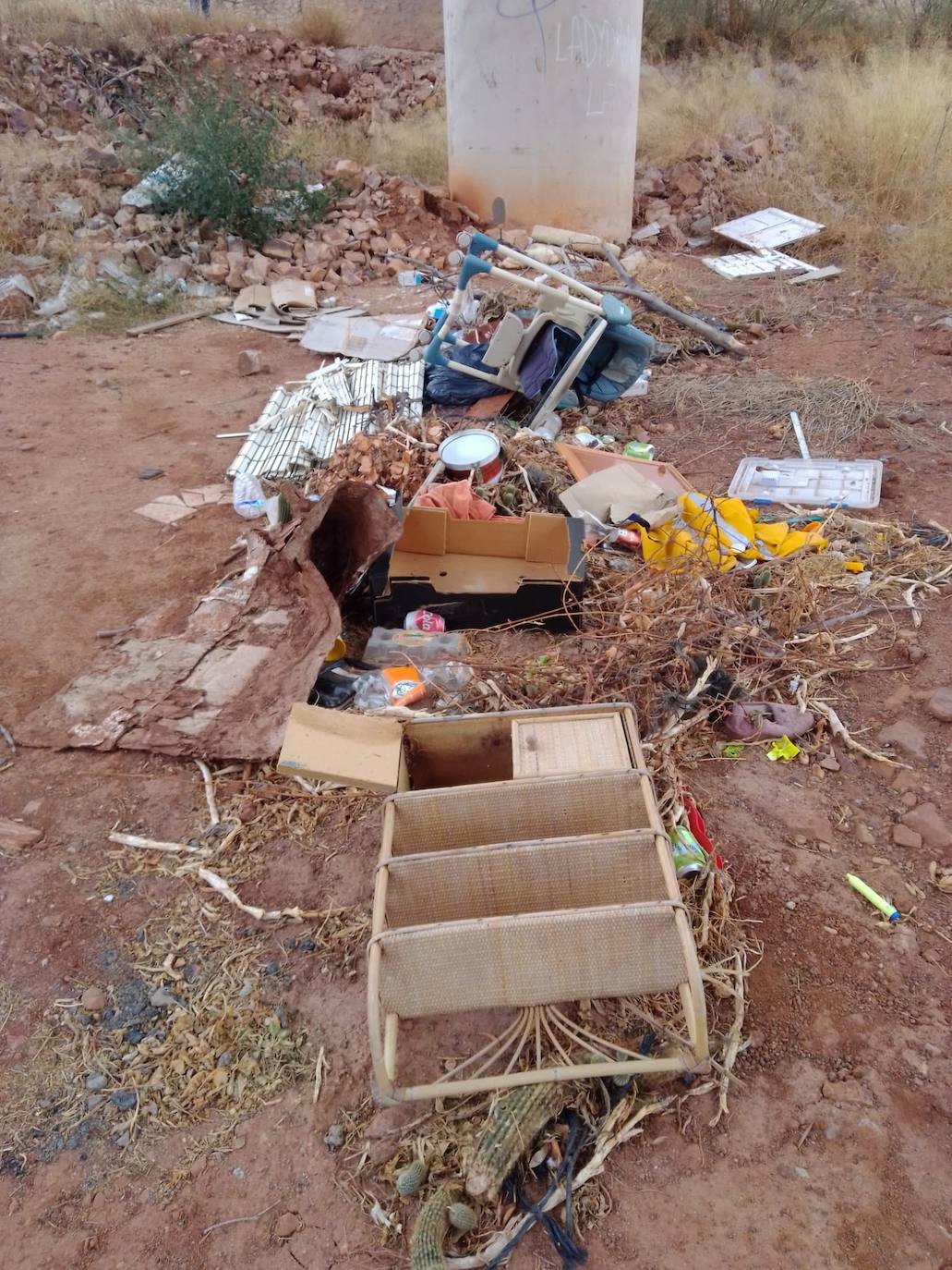 Basura acumulada en el sendero. 