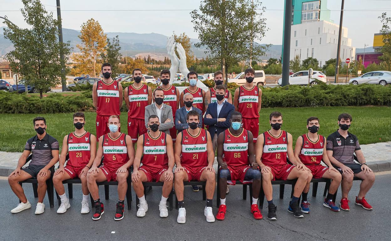 Los jugadores y representantes de algunas empresas patrocinadoras posan junto a rotonda dedicada a los sanitarios. 