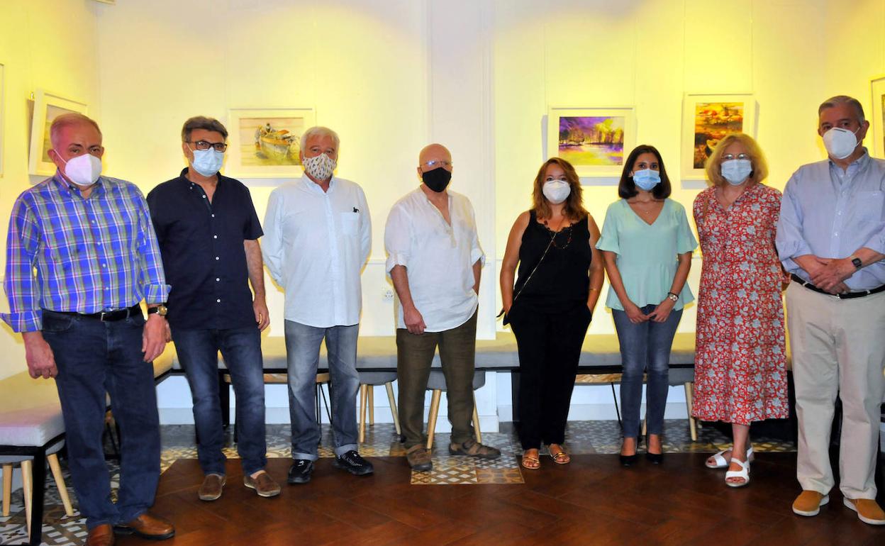 Algunos de los autores de la exposición colectiva de acuarelas que se puede visitar en 'La Galería'. 