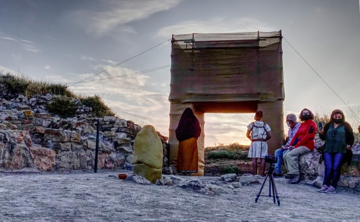 Recreación del ritual íbero en el oppidum de Puente Tablas al amanecer del equinocio de otoño. 