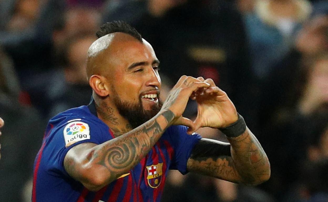 Arturo Vidal, celebrando un gol con el Barça. 