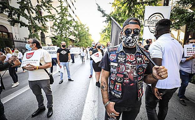 Imagen principal - Trabajadores y empresarios, durante la protesta.