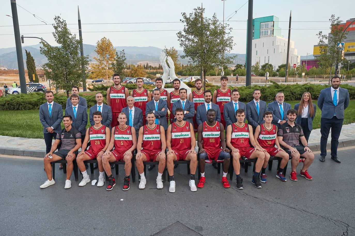 En la primera equipación predomina el rojo tanto en la camiseta como el pantalón y se reduce un poco el negro, que aparece en los bordes