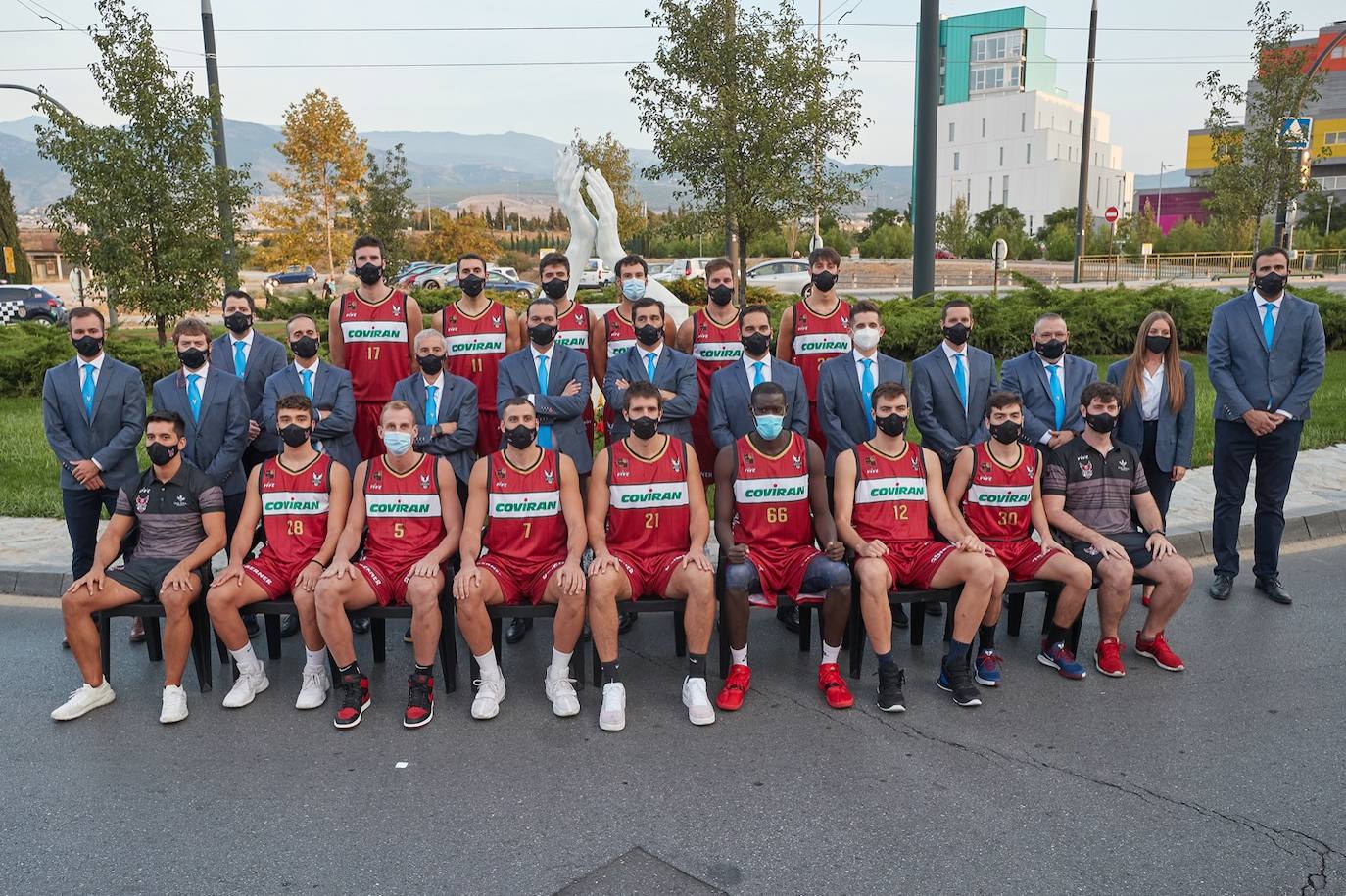 En la primera equipación predomina el rojo tanto en la camiseta como el pantalón y se reduce un poco el negro, que aparece en los bordes