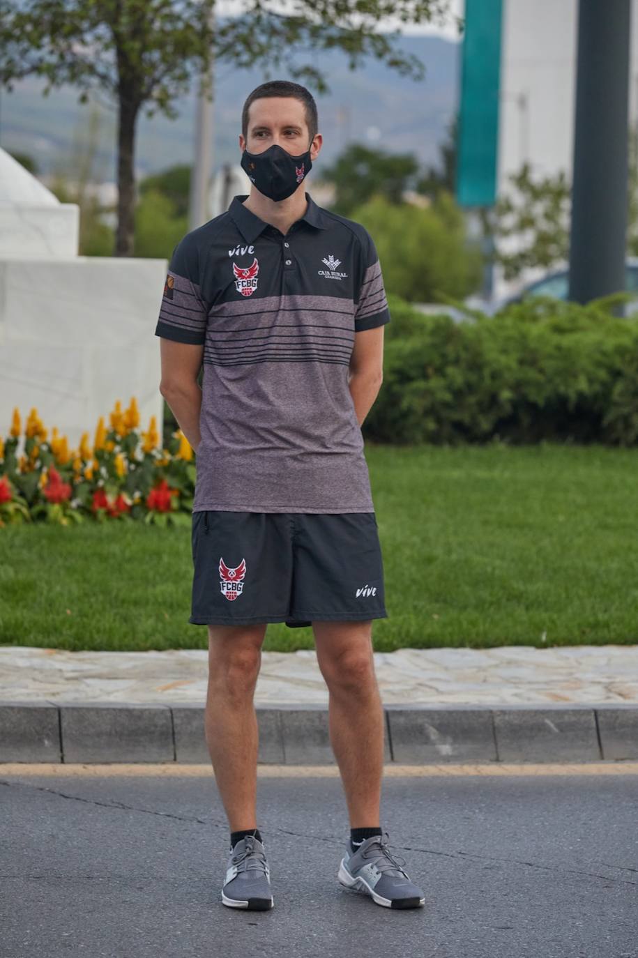 En la primera equipación predomina el rojo tanto en la camiseta como el pantalón y se reduce un poco el negro, que aparece en los bordes