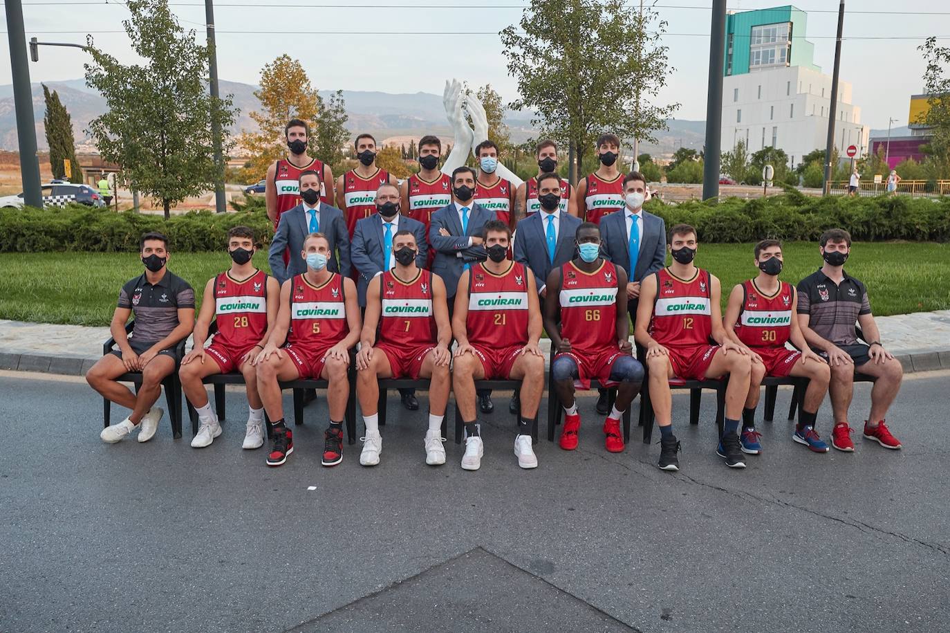 En la primera equipación predomina el rojo tanto en la camiseta como el pantalón y se reduce un poco el negro, que aparece en los bordes