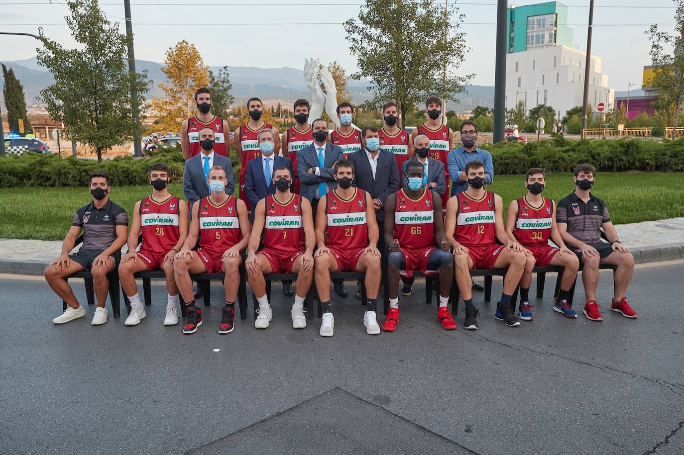 En la primera equipación predomina el rojo tanto en la camiseta como el pantalón y se reduce un poco el negro, que aparece en los bordes