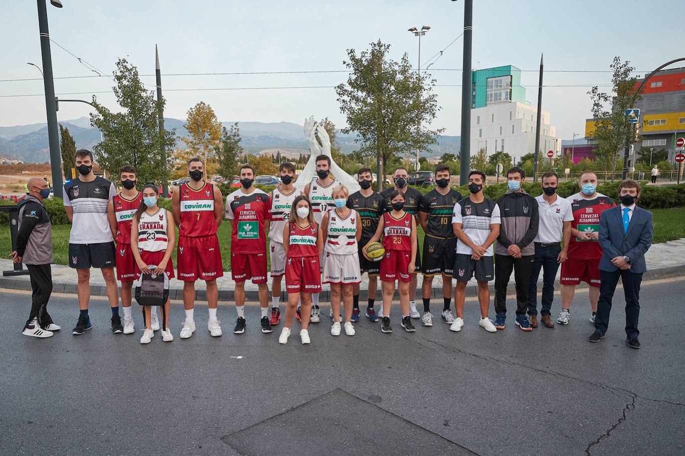 En la primera equipación predomina el rojo tanto en la camiseta como el pantalón y se reduce un poco el negro, que aparece en los bordes