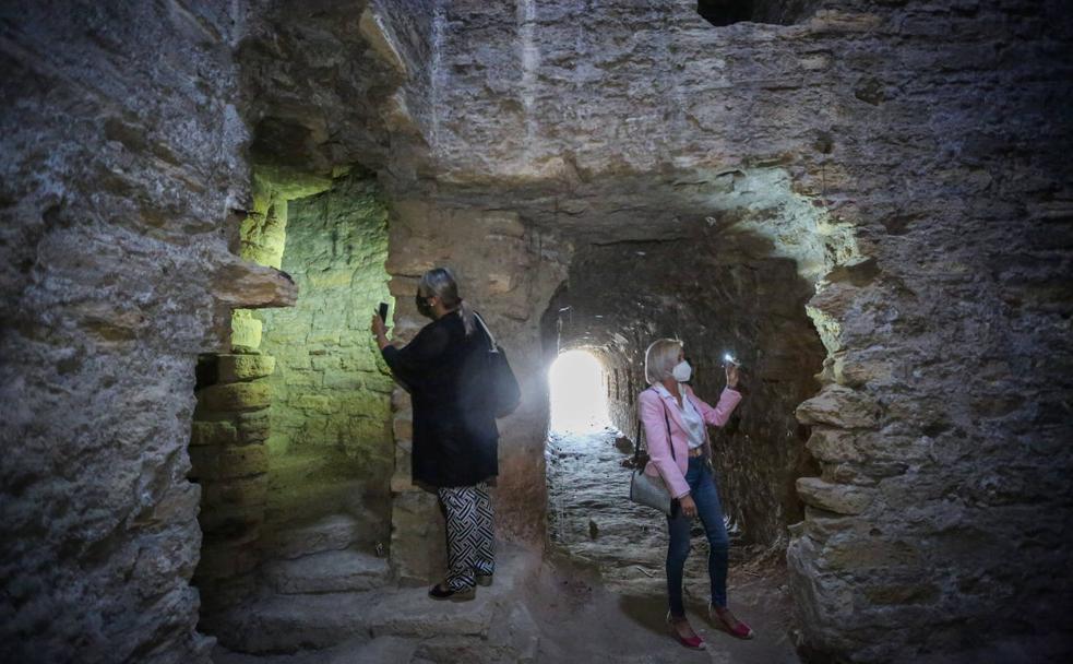 La alcaldesa María Merinda Sádaba y la concejala Julia Olmos, en una visita al baptisterio junto a técnicos del Ayuntamiento de Las Gabias.