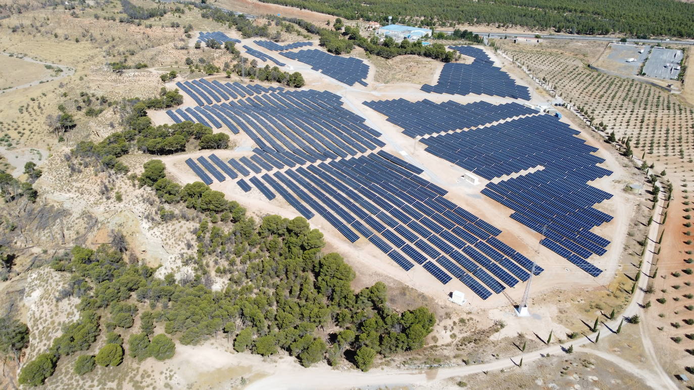 La nueva planta fotovoltaica de Guadix está ubicada en catorce hectáreas de terreno rústico, junto a la A-92. 