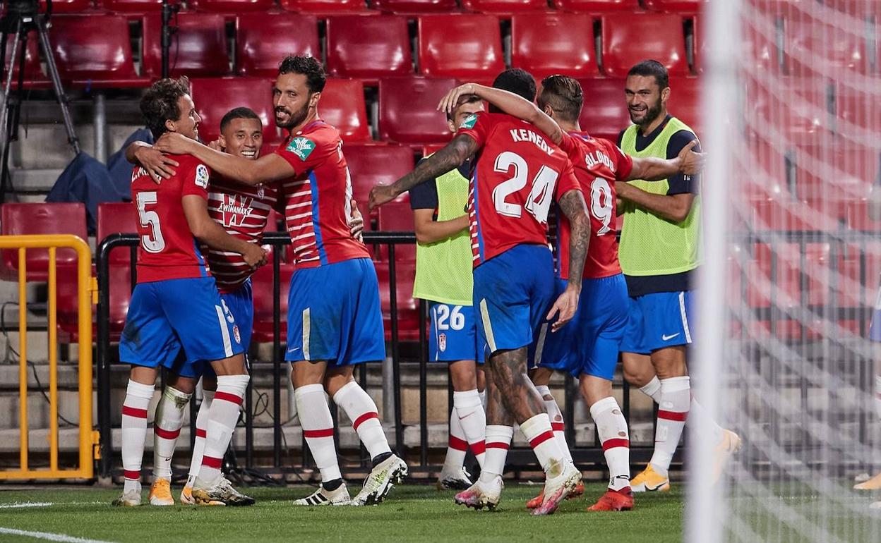 Machís celebra con los compañeros su tanto en el partido. 