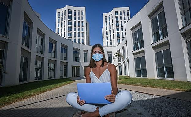 Imagen principal - Laura Arrojo, estudiante de sexto de Medicina, y Luis Manuel Roldán, alumno de cuarto de Enfermería.