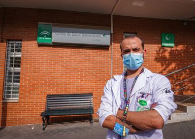 Imagen secundaria 1 - Laura Arrojo, estudiante de sexto de Medicina, y Luis Manuel Roldán, alumno de cuarto de Enfermería.