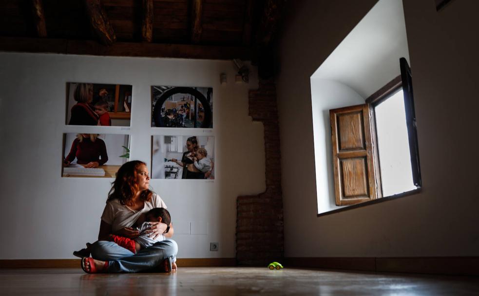 Tatiana amamanta al pequeño Gael en la misma sala de Armilla donde se desarrolla la exposición.