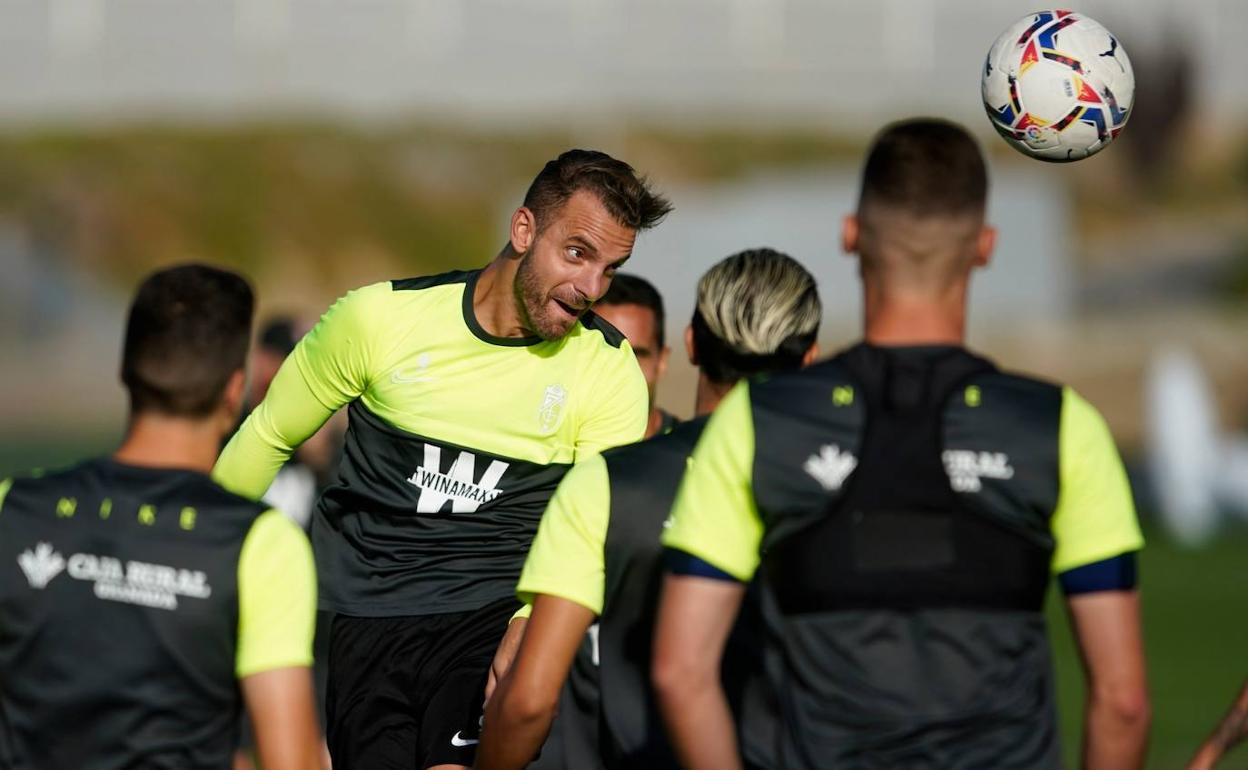 Roberto Soldado cabecea un balón durante el último entrenamiento del equipo antes del partido. 