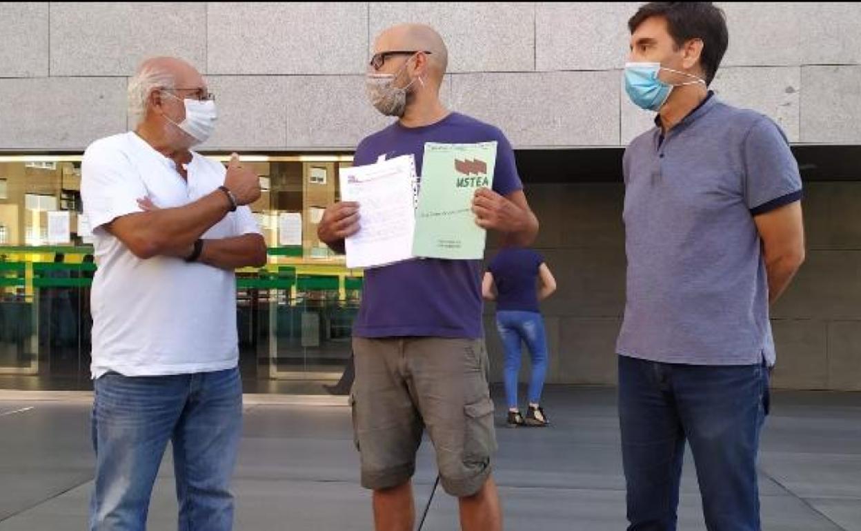 Representantes de Ustea, esta mañana, en la Ciudad de la Justicia de Almería. 
