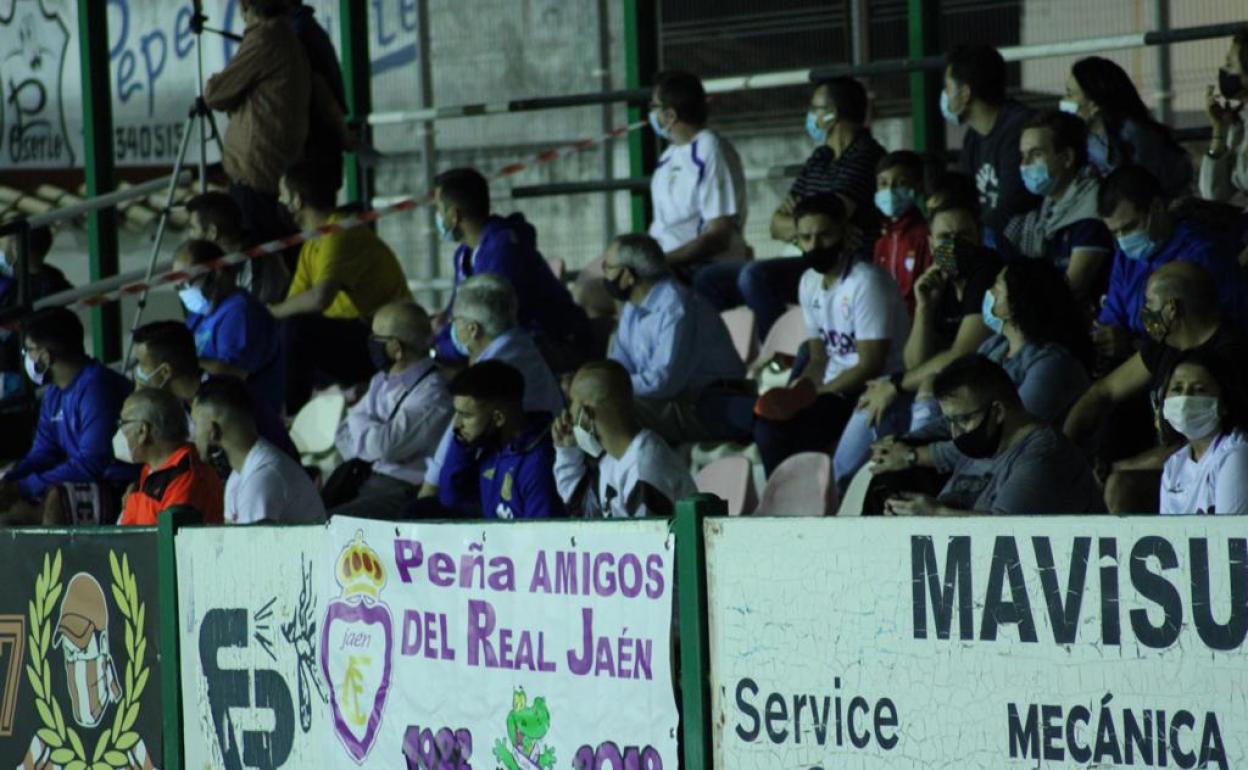 Los aficionados blancos acudieron al Matías Prats para seguir las evoluciones de su equipo. 
